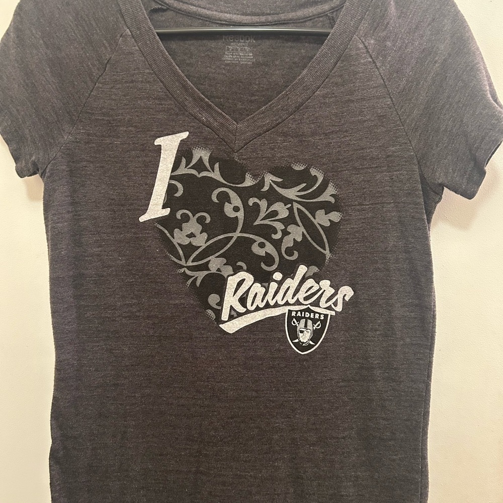 Reebok women’s size small I ❤️Raiders V neck t shirt